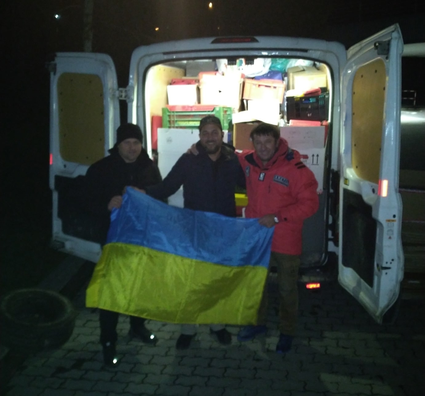 Spendenübergabe jenseits der ukrainischen Grenze zum Weitertransport nach Kiew