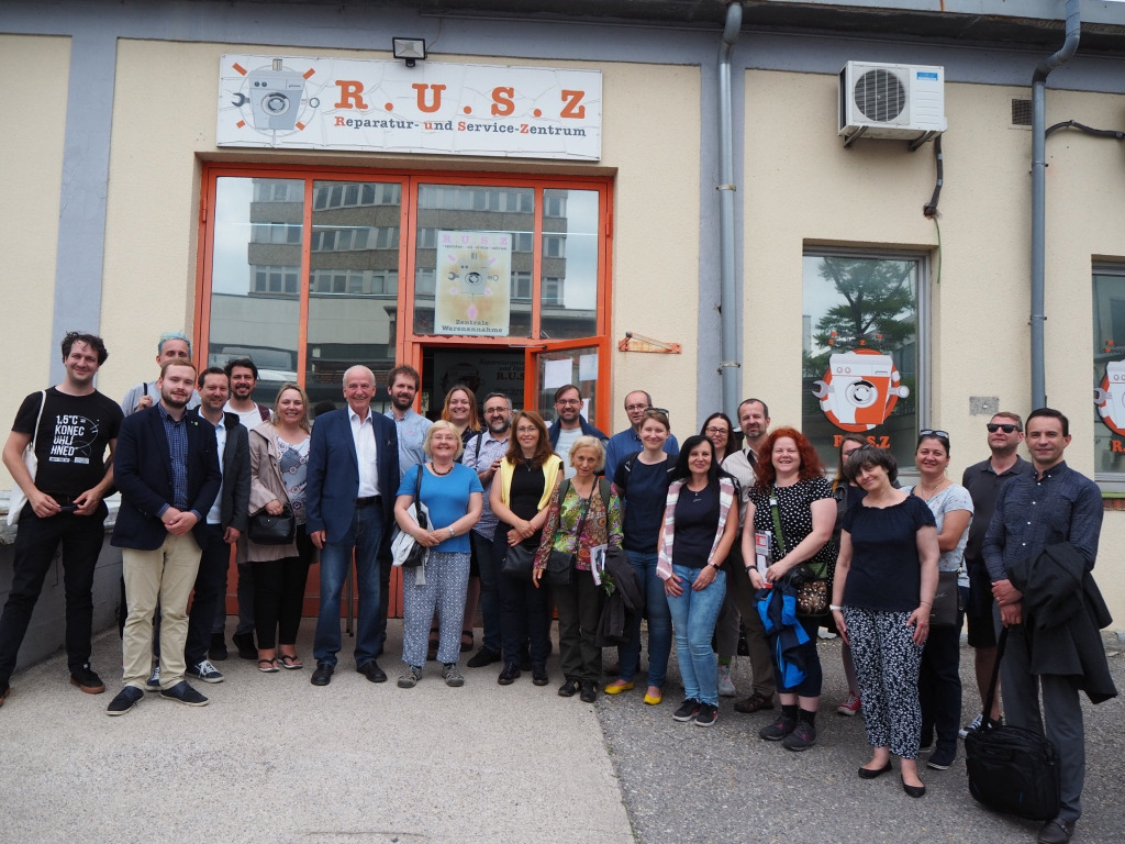 Sepp Eisenriegler und die Delegation der Heinrich Böll Stiftung Prag nach der Führung durch unsere Werkstätten am Standort Wien/Lützowgasse